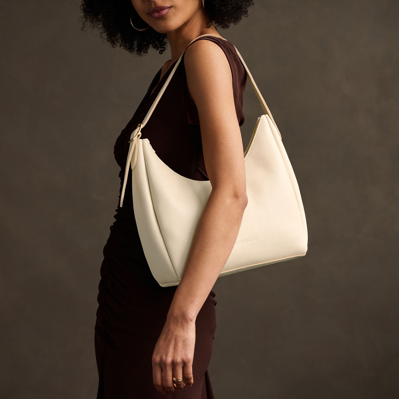 Pebbled Bone*Medium | U-shaped, flat-bottomed leather shoulder bag with adjustable strap