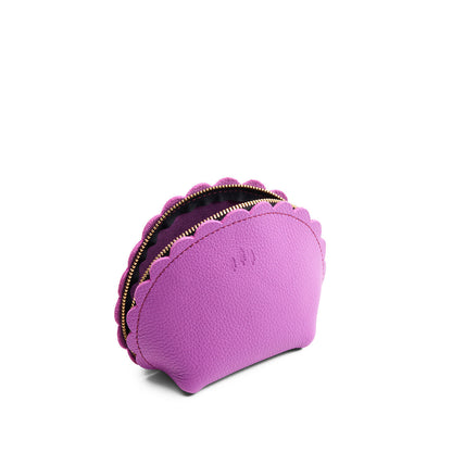 Cattleya*Large | Curved leather pouch with zipper and scalloped edges