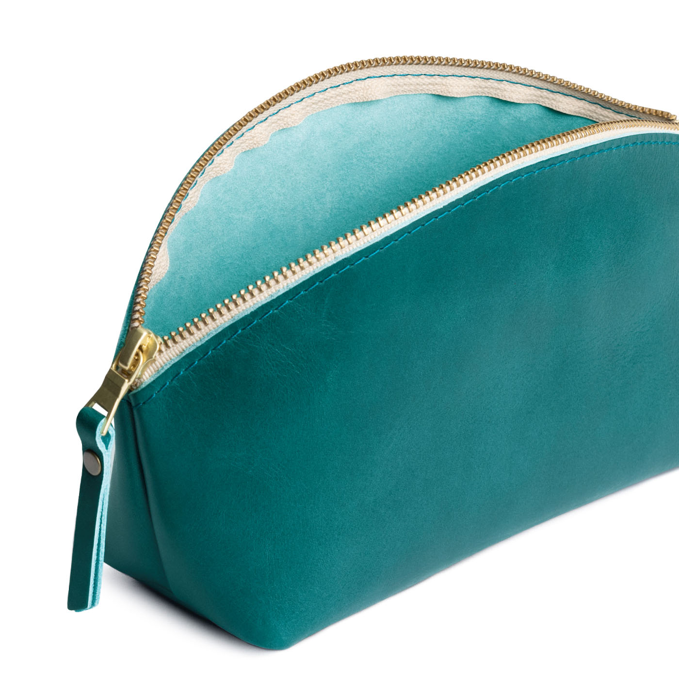 Caribbean | Spacious leather makeup bag with curved seams and top zipper open